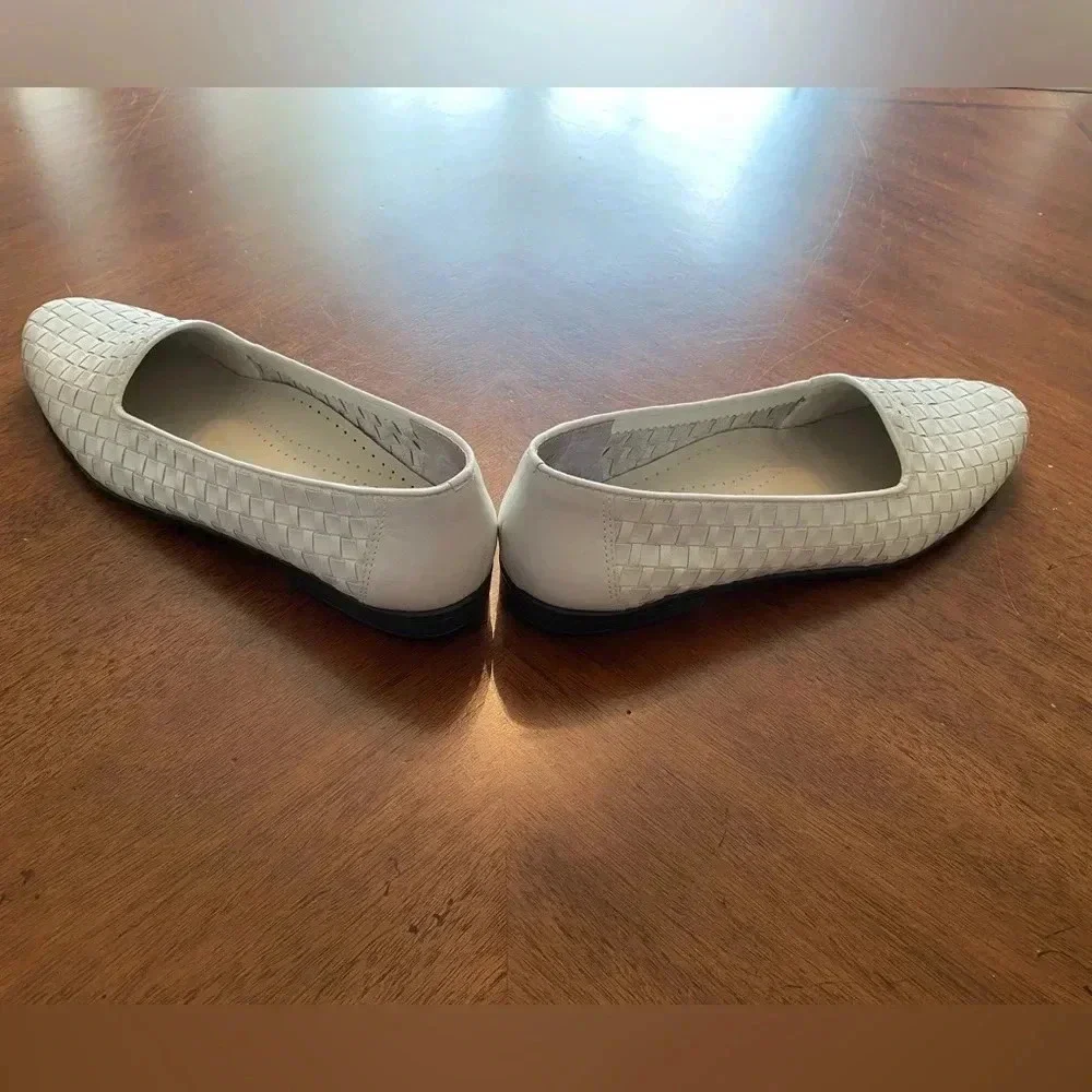 Trotters Liz Woven Minimalist White Luxurious Leather Career Loafer Womens 9 EUC